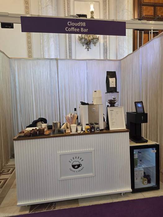 Bar de cafea montat la un eveniment corporate, într-o sală elegantă
