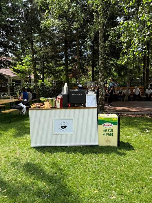 Bar de cafea montat în parc, la un eveniment în aer liber, cu gustări pe blat